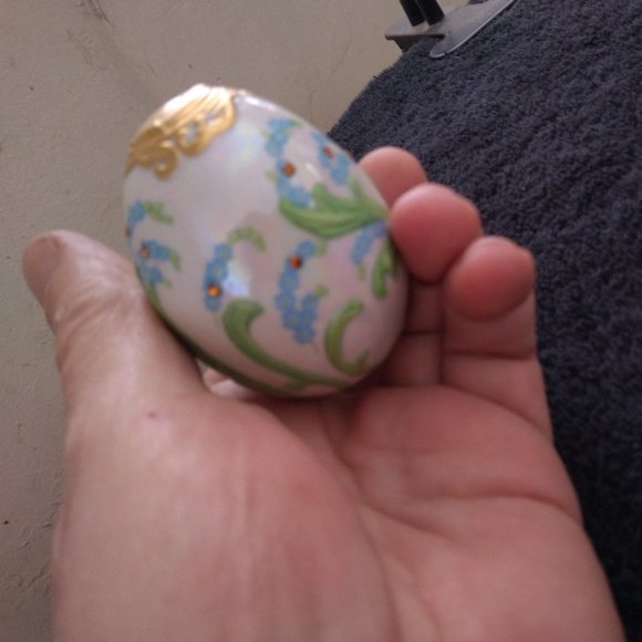 Vintage Faberge Style Floral Jeweled Egg On Stand/Ornate White and Gold Glass - Picture 7 of 8